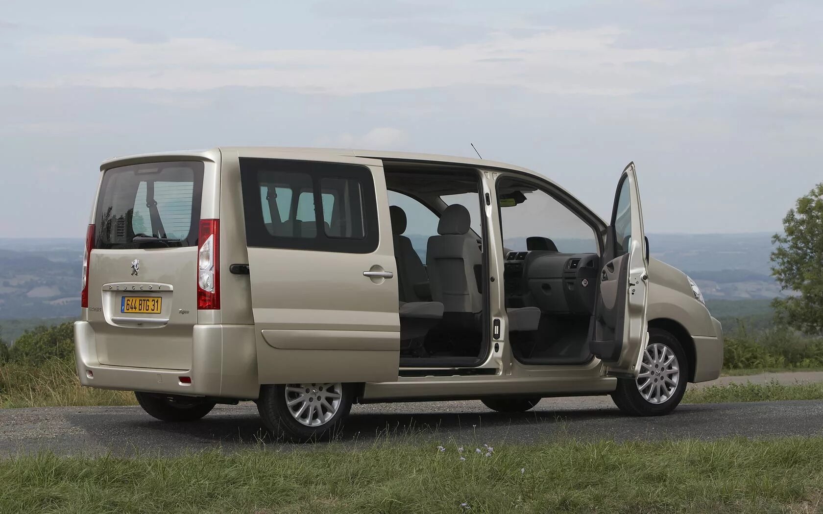 Peugeot expert tour. Peugeot expert h2. Peugeot expert отзывы. Peugeot expert 2019. Пежо эксперт 2016 года.