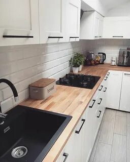 Белая кухня деревянная столешница какой фартук