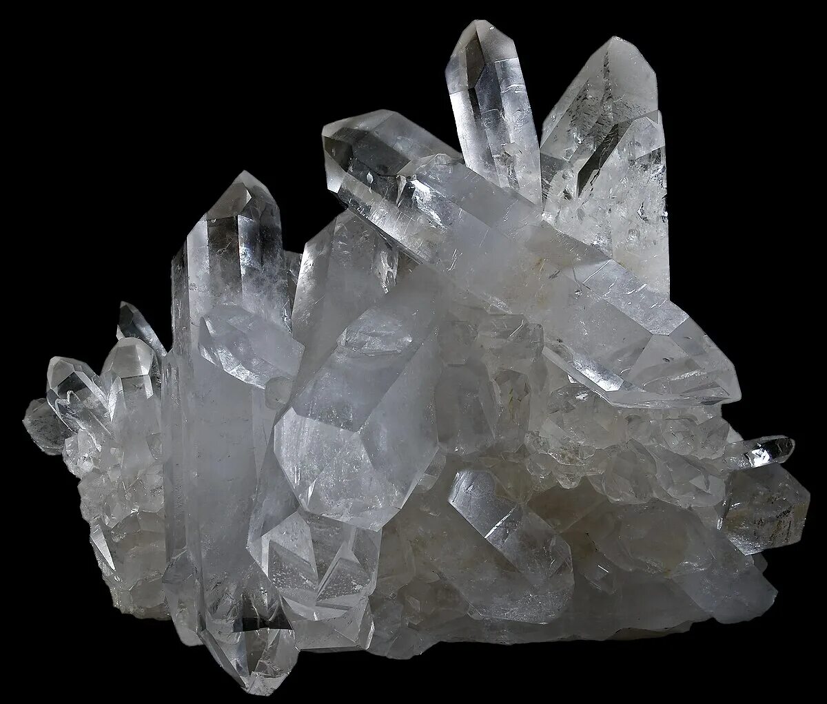 Quartz crystal. Горный кварц камень. Кварц (горный хрусталь). Камень с кристаллами кварца. Минерал кварц жильный.