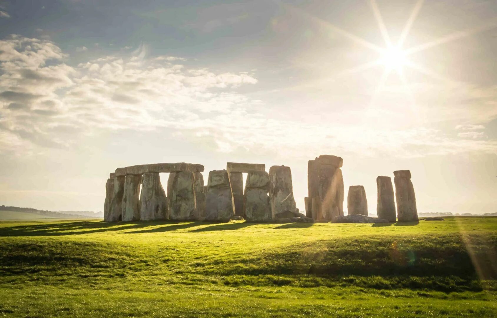 Stonehenge is perhaps the worlds. Стоунхендж летнее солнцестояние. Зимнее солнцестояние Стоунхендж. Стоунхендж издалека. Солнце в Стоунхендже.