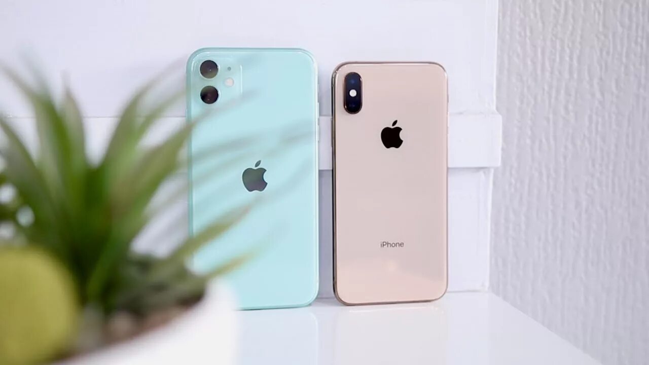 11 айфон лучше 10. Iphone 11 XS. Iphone XS Max и iphone 11. Iphone XS vs 11. Iphone 11 vs XS Max.