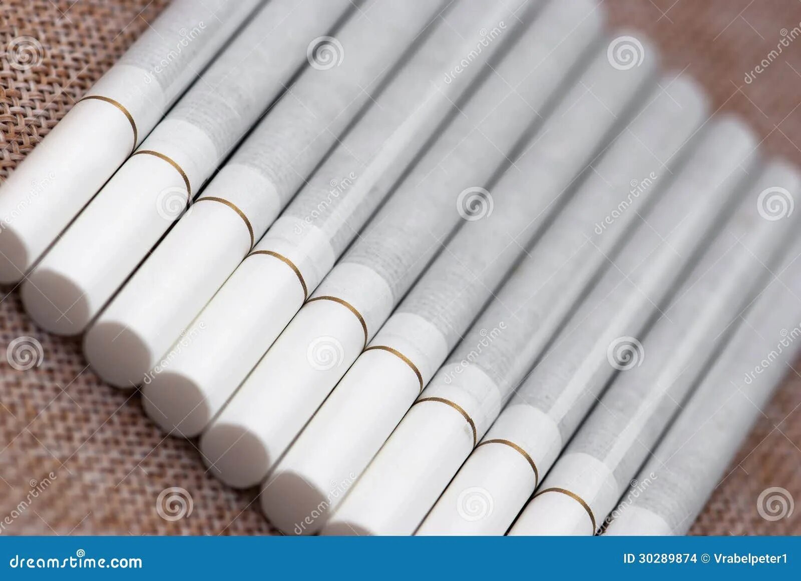 Сигареты с золотой полоской на фильтре. Сигареты с золотой полоской. Белые сигареты с белым фильтром. Сигареты с белым фильтром