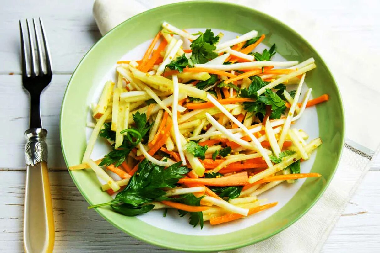 Салат из сельдерея. Салат из стеблей сельдерея. Салат с сельдереем. Салатный сельдерей. Салат с корнем сельдерея.