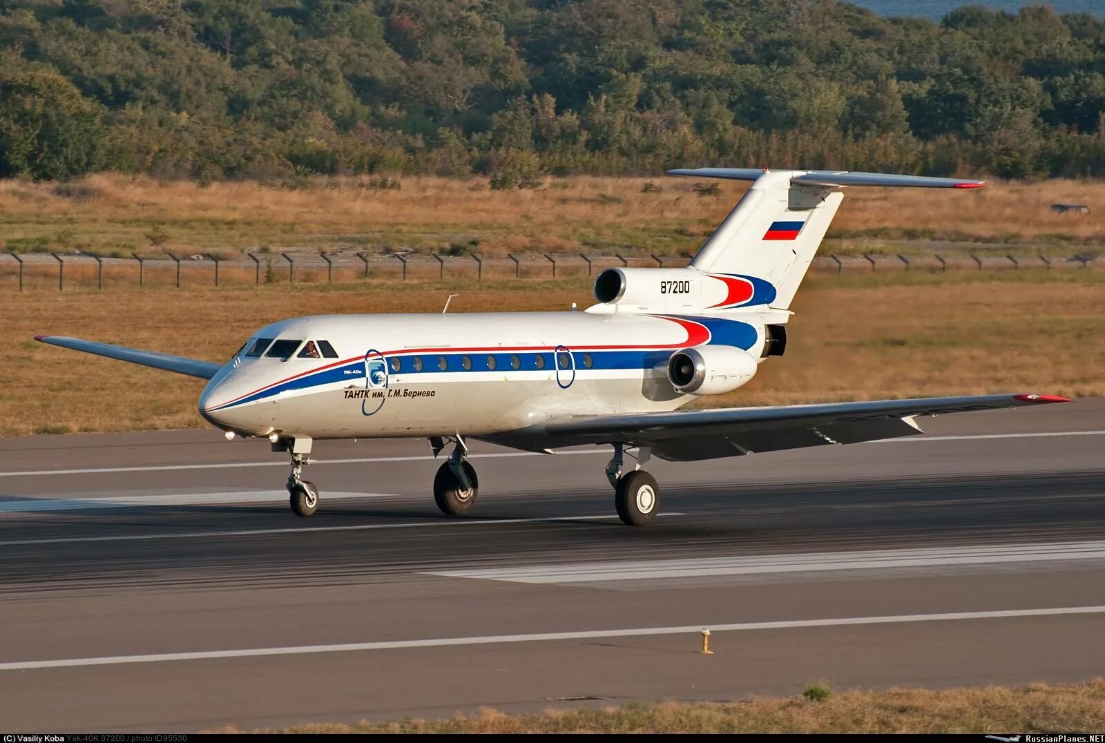 Як 40 купить. Яковлев як-40. Як-40 пассажирский самолёт. Yakovlev Yak-40. Yakovlev Yak-40fg.