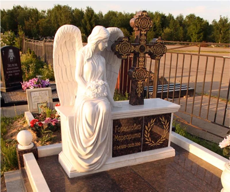 Купить памятник в екатеринбурге. Мрамор Коелга скульптура ангела. Надгробные памятники с ангелом. Красивые могилы. Ангел на памятник.