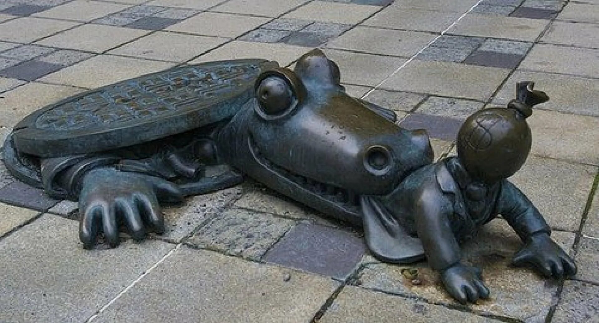 Памятник крокодилу поедающему капиталиста. Несуразные памятники и скульптуры в России. Самые странные памятники в мире. Почему люди создают необычные памятники