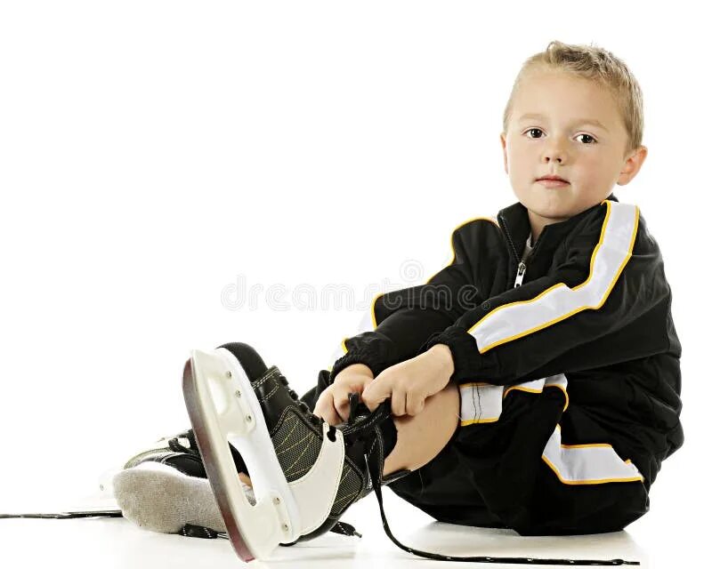 Мальчик надевает коньки. Мальчик на коньках. Одевает коньки. Ребенок одевает коньки. Мальчик с коньками читать