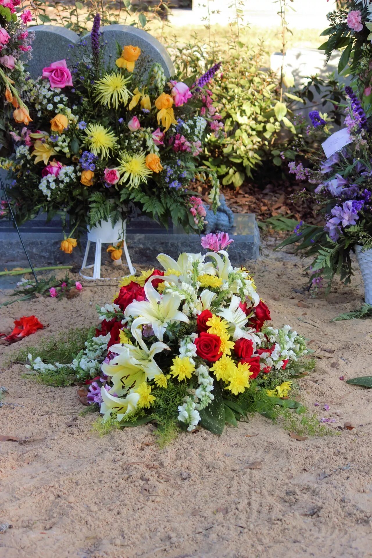 Цветы на могилу. Цветы на кладбище. Цветы на Пасху на кладбище. Украшение могилы искусственными цветами.