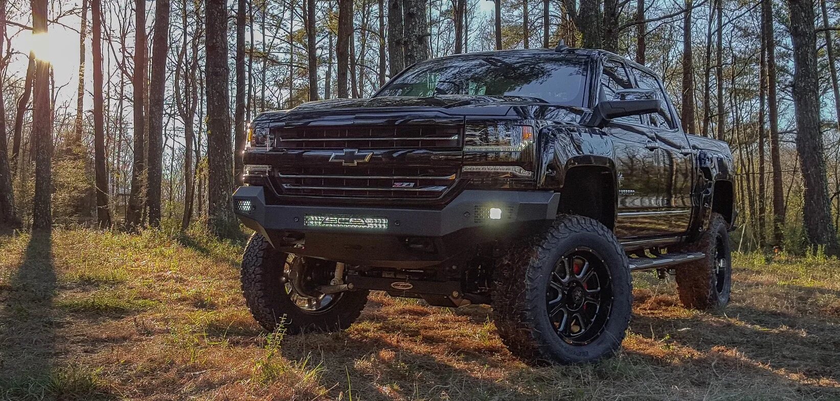 Оцинкованный внедорожник. Chevrolet Silverado off Road Tuning. Chevrolet Silverado 3500 off Road. Chevrolet Silverado тюнинг off Road. Chevrolet Silverado zr2 Offroad Tuning.