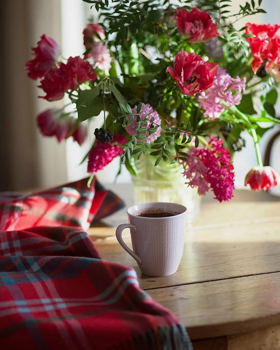 Цветы утром картинки. Утренний букет. Кофе и цветы. Уютное летнее утро. Цветы на утреннем столе.