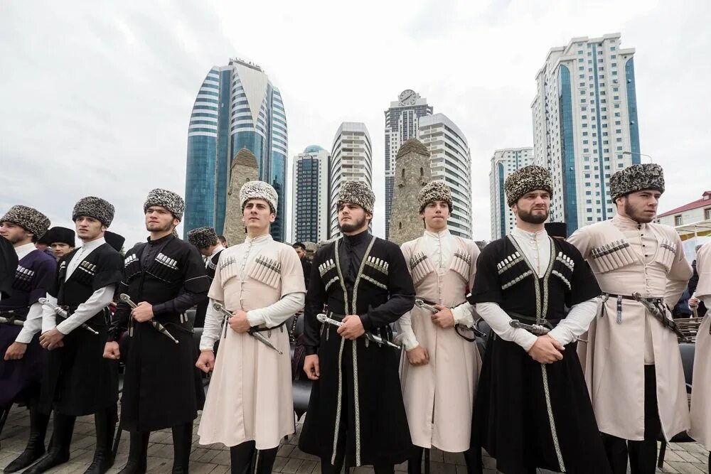Чеченские версии. Чеченский костюм мужской. Чеченская Национальная одежда. Чеченский народный костюм. Чеченская Национальная одежда для мужчин.