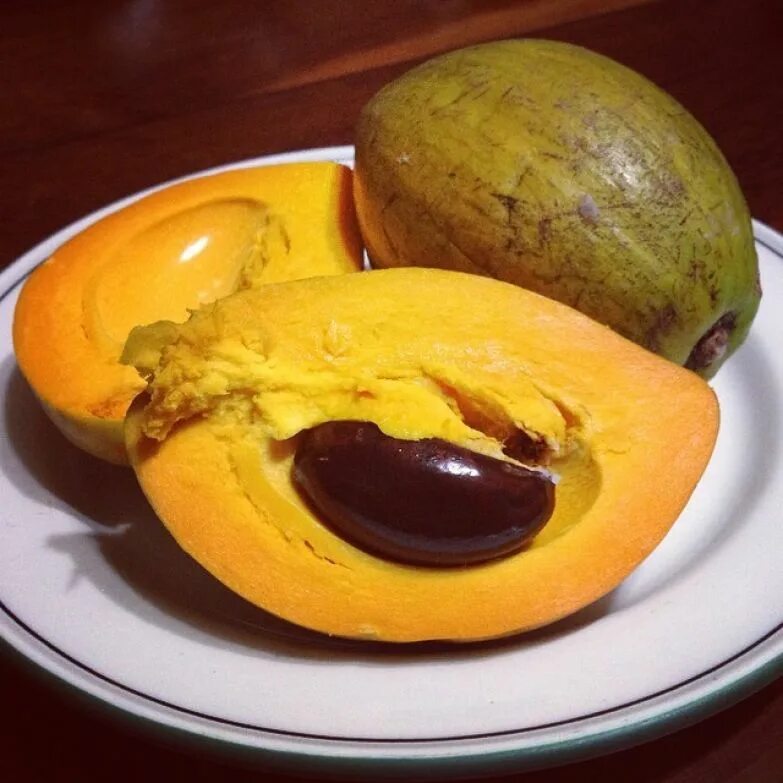 курага абрикос. манго вьетнам. жёлтый фрукт с большой косточкой. мушмула японская локва. манго.