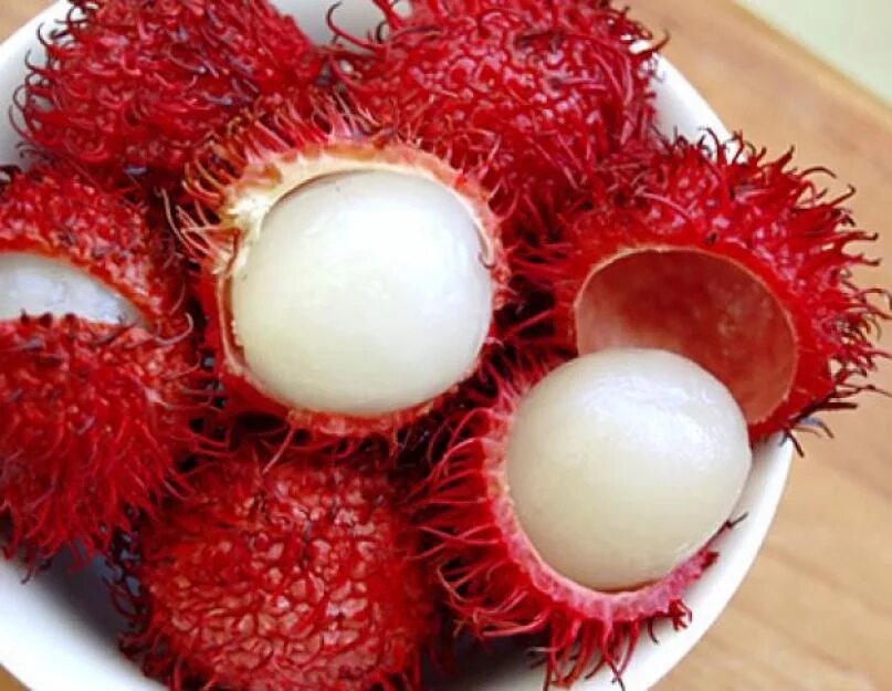 Красный фрукт с косточкой. Вьетнамский фрукт рамбутан. Фрукты Тайланда рамбутан. Рамбутан косточка.