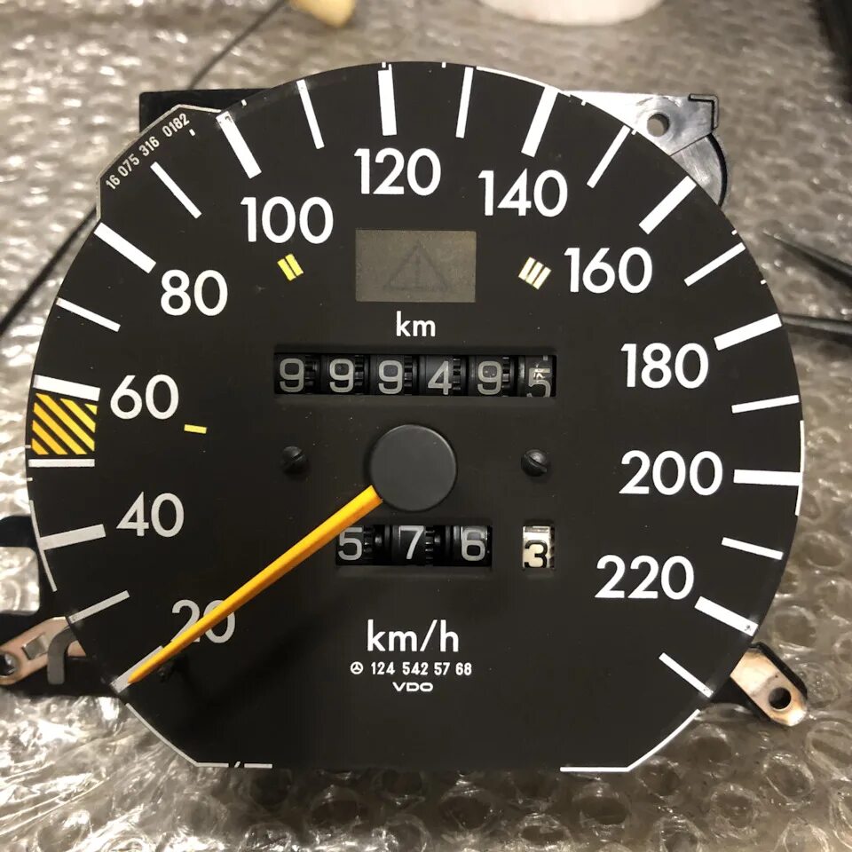 Пробег 124. Панель приборов на тойоту короллу кузов 100. Пробег 124. Пробег 124. E32 завис одометр.