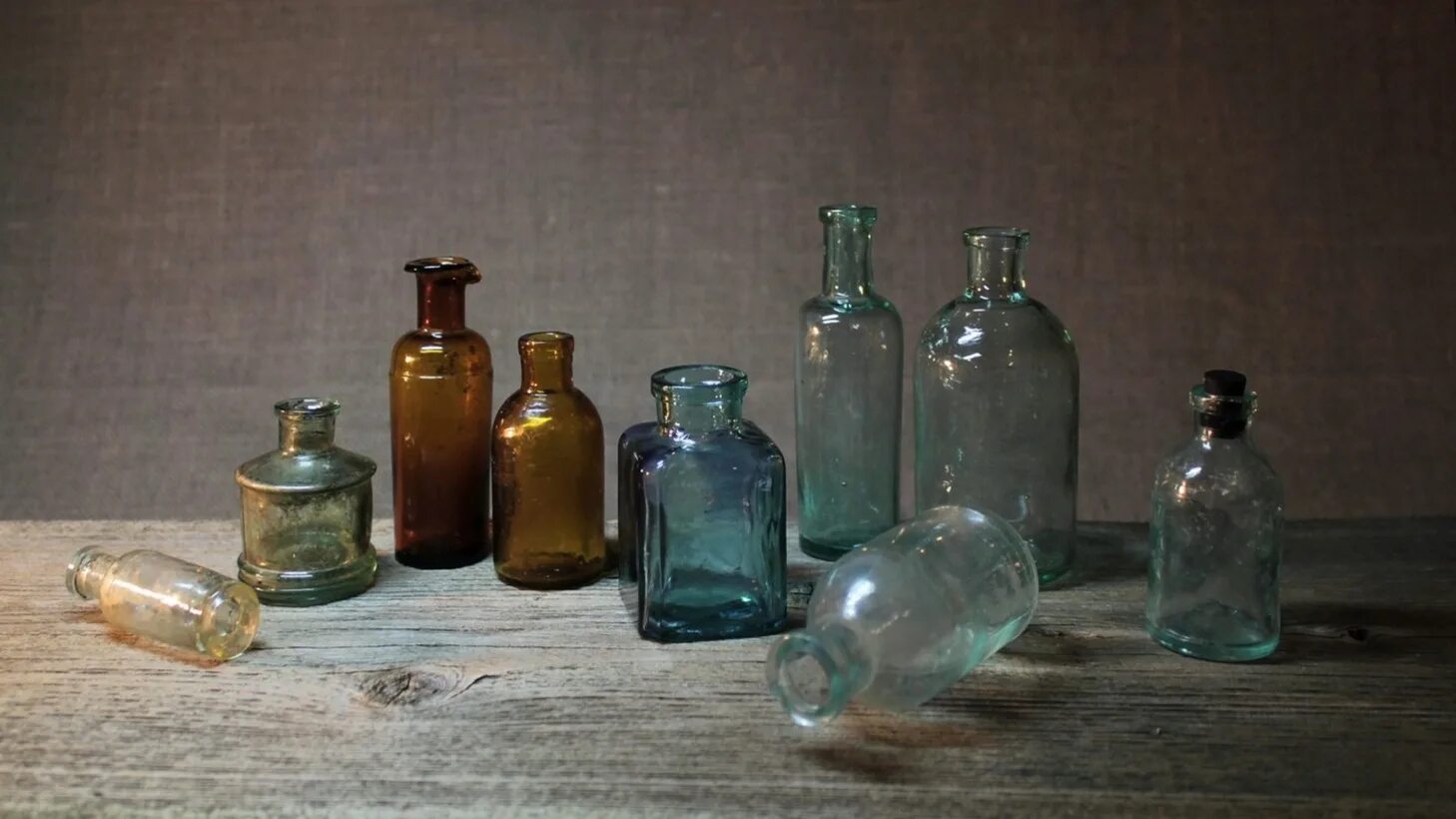 Коллекция флакончиков Бунина. Коллекция Бунина бутылки фармацевтические. Аптечные склянки 19 века. Старинный аптечный флакон 1-30.