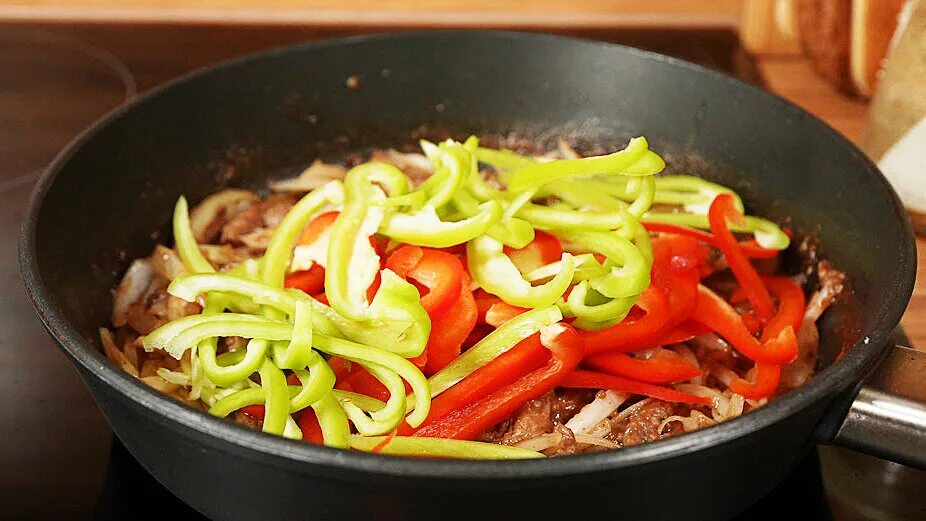 Лапша с мясом в сковороде. Лапша с мясом в сковороде