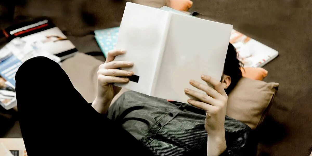 Читал лицо. Человек с книжкой. Парень с книгой Эстетика. Мужчина читает. Человек с книжкой на лице.