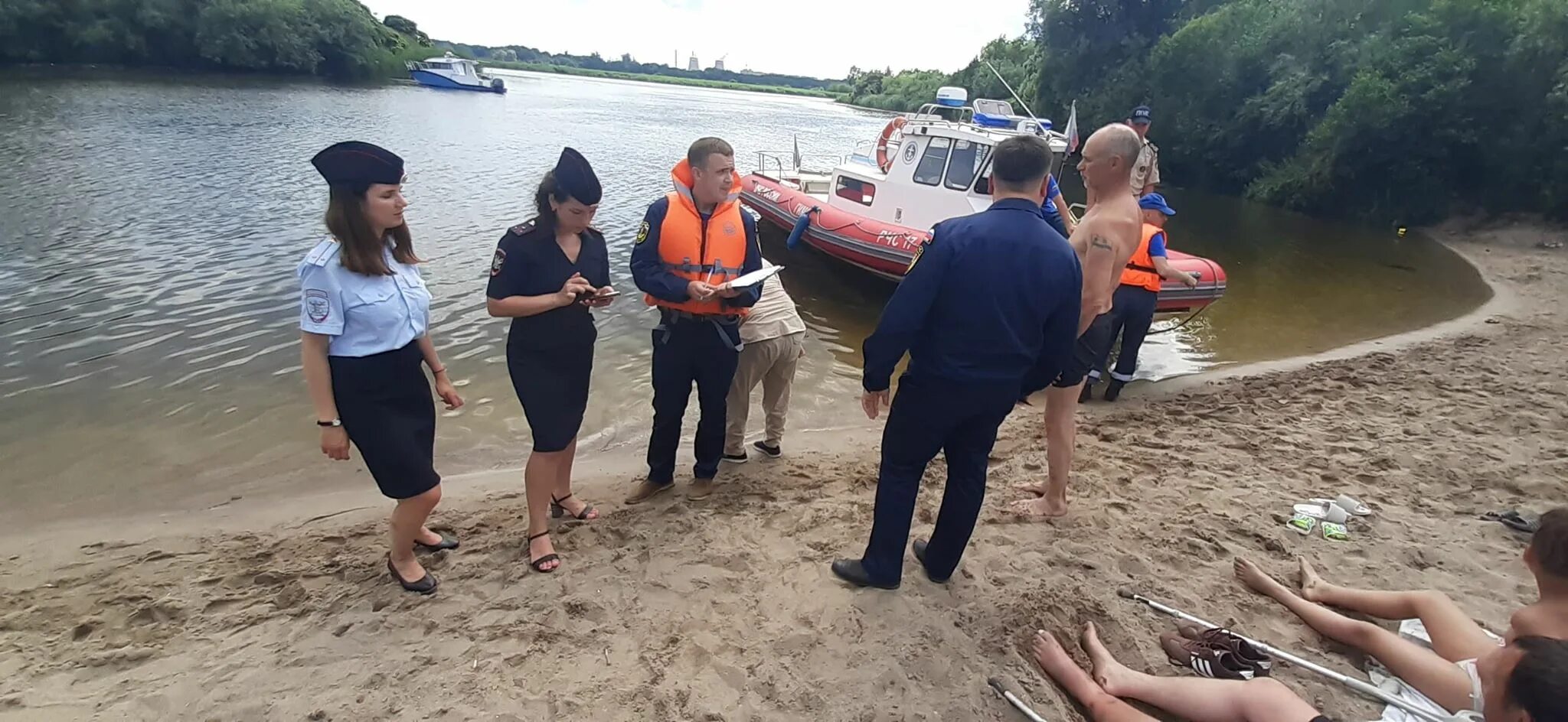 Где купаться в калининграде. Калининградские спасатели на пляжах. Людей штрафуют за купание. Калининград купание. Спасатель и полиция на пляже.