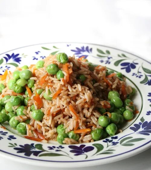 рис с морковью в тарелке. рис с горошком и морковкой в детском саду. рис с кукурузой и морковью. рис с консервированным горошком. рис с зеленым горошком и морковью.