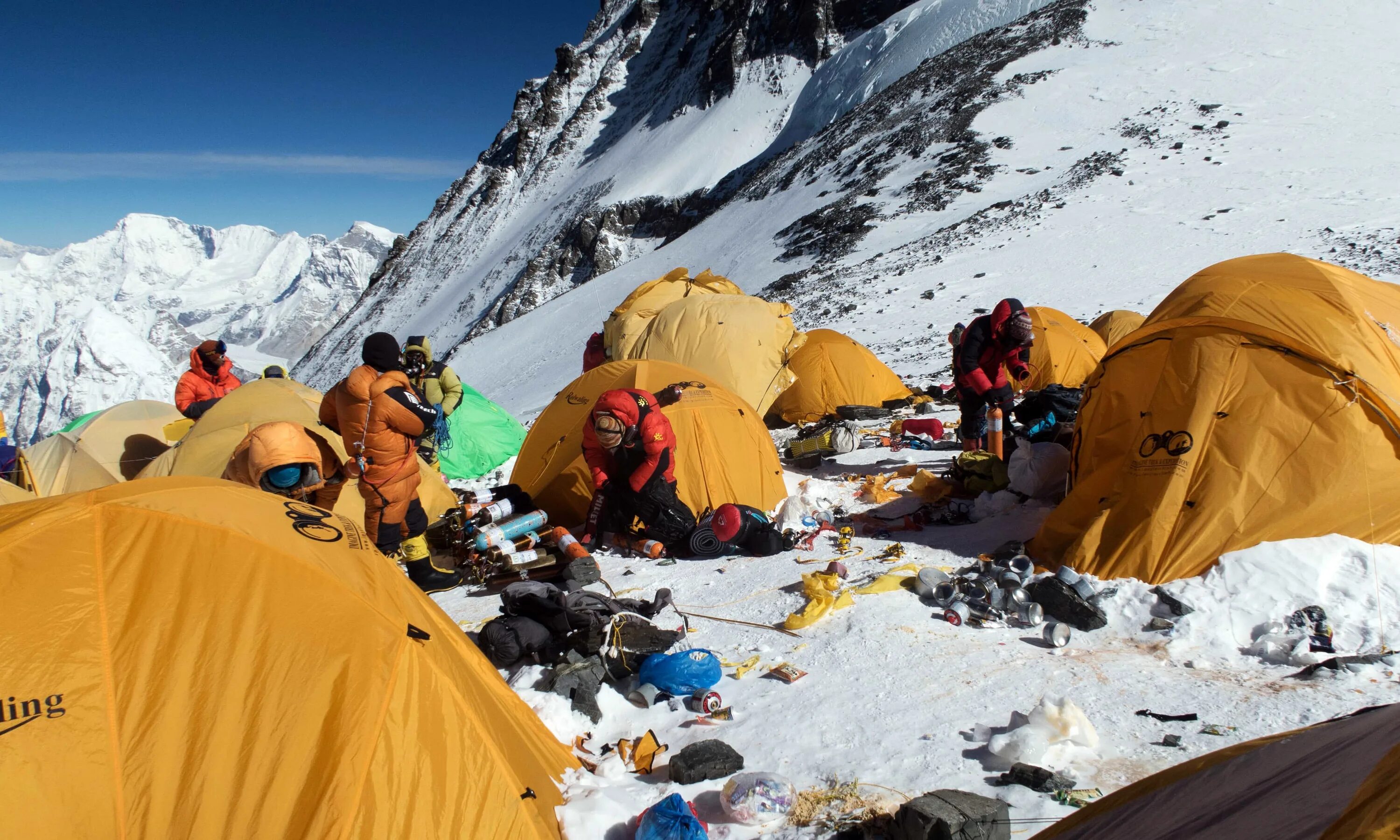 Mount everest is high in the world. Восхождение на Эверест горы мусора. Вершина Джомолунгма Эверест поладка. Эверест кладбище альпинистов. Гора Эверест мусор на вершине.