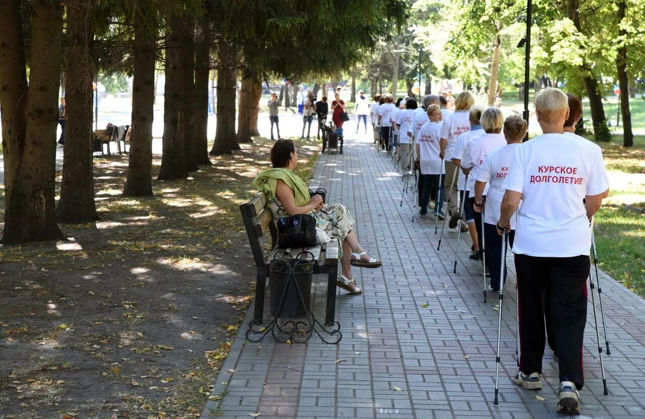 Курское долголетие. Скандинавская ходьба в парке Дзержинского. Курск 30 мая парк пионеров соревнования по скандинавской ходьбе. Рекорды долголетия Курской области 2008 год.