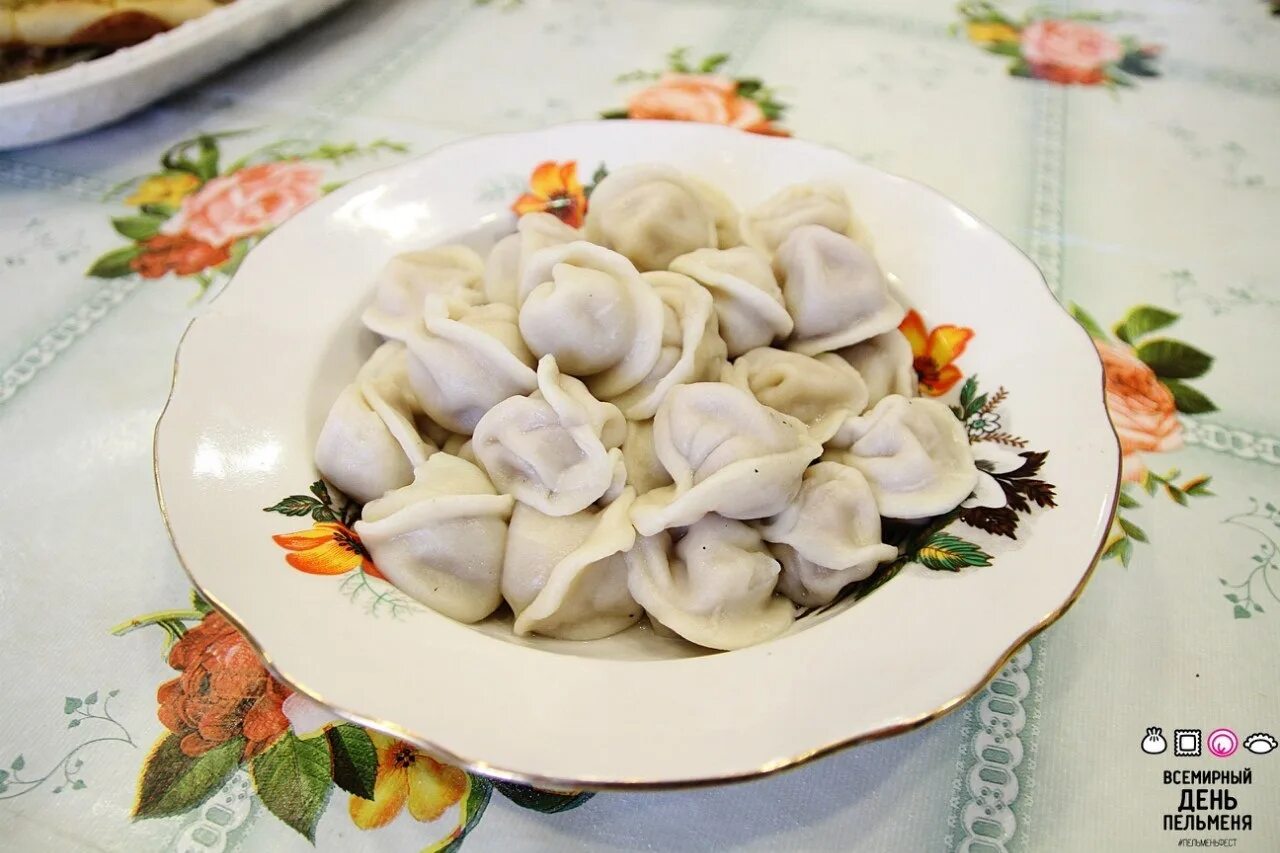 можно ли оставить пельмени на ночь. пельмени на светлом фоне. пельмени в тарелке сверху. можно ли оставить пельмени на ночь. вареные пельмени.