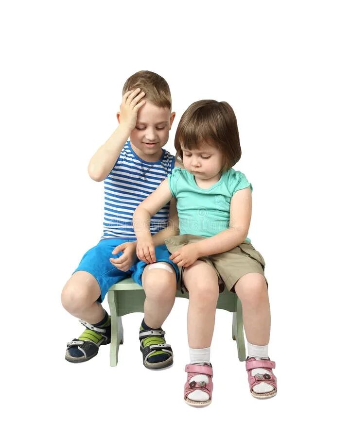 Детские ступни. Трутся сидя. Мальчик сидит на коленях. Рука в руке в постели. Трутся сидя.