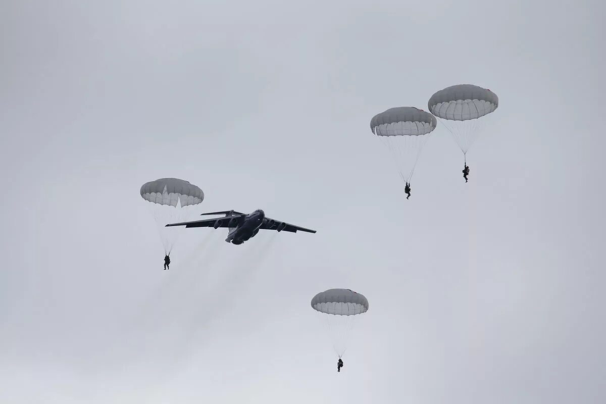 Десант купить. Ил-76 прыжки ВДВ. Десантирование с самолета ил 76. Ил 76 десант. ВДВ прыжки с парашютом с ил76.