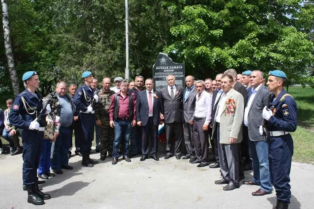 Погода майский кбр на 3 дня. Майский КБР памятники солдат. Новоивановское КБР. Памятники в Новоивановка майского района КБР. Городской парк Майский КБР.