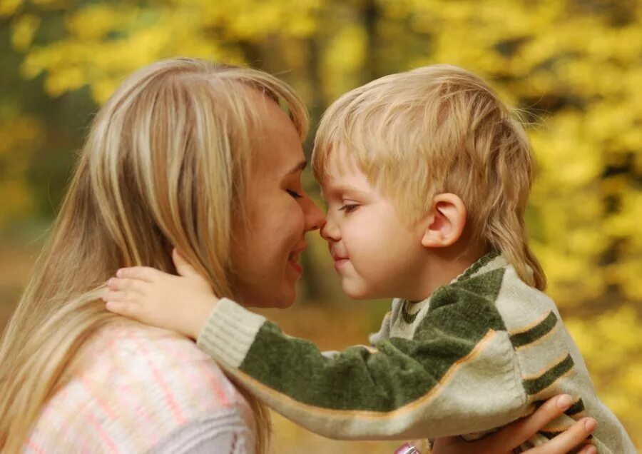 Каких людей любят дети. Обнимает ребенка. мальчик обнимает маму. дети обнимаются с родителями. любовь к ребенку.