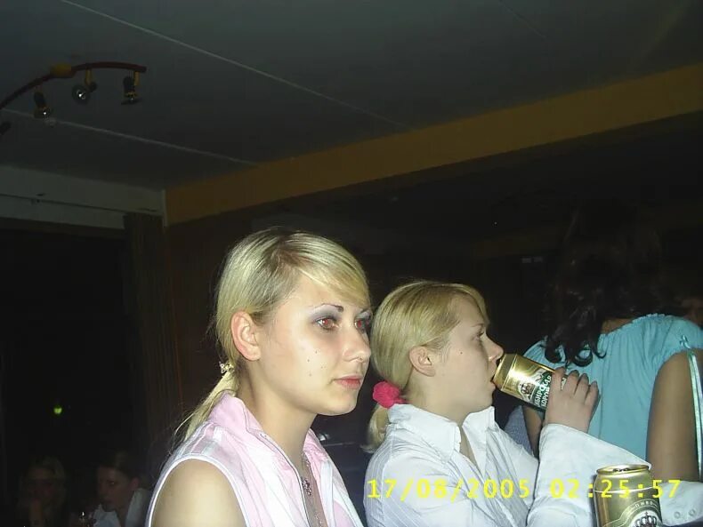 Дискотеки 2005 года. Сельская дискотека. сельская дискотека ижевска. сельская дискотека 2005. гопники на дискотеке.