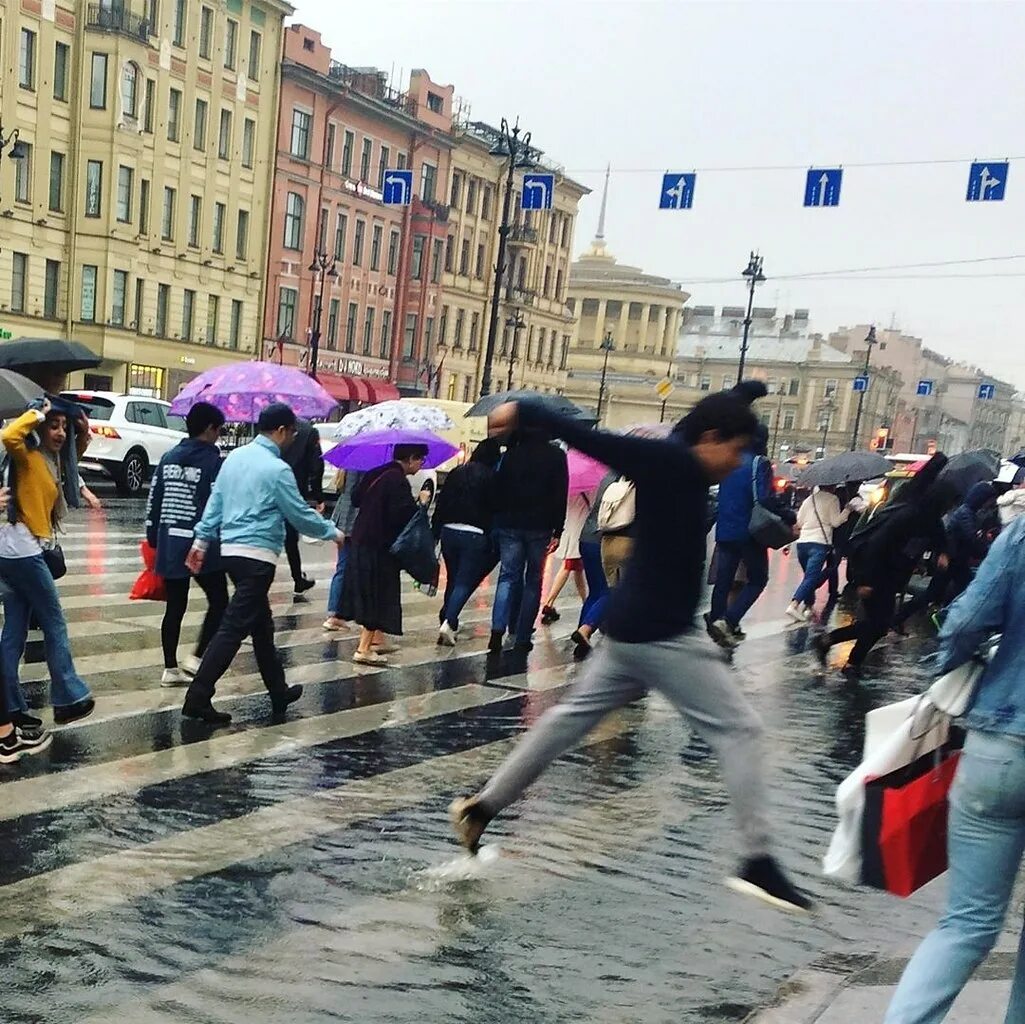 Какая сегодня в спб. Петербург люди. Ливень в Питере. Дождь в Питере. Петербург лето люди.