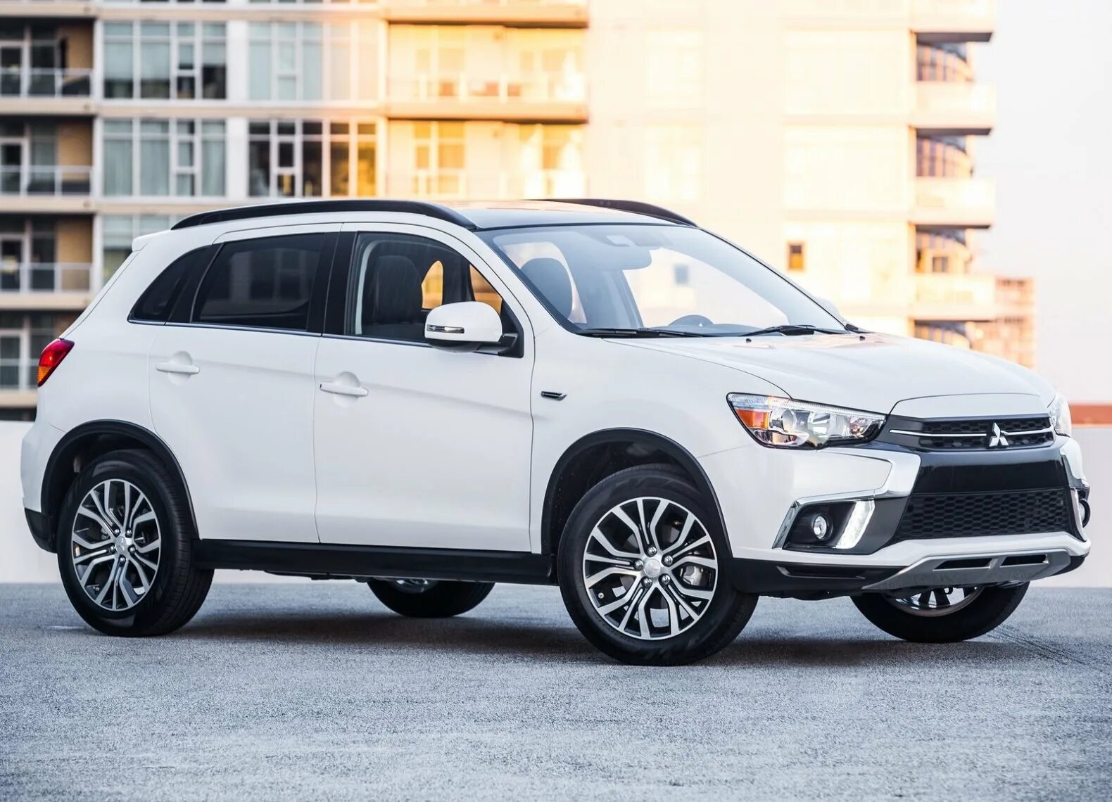 Мягкий кроссовер. Митсубиси АСХ 2018. Мицубиси кроссовер АСХ. Mitsubishi Outlander Sport 2018. Митсубиси Аутлендер спорт 2017.