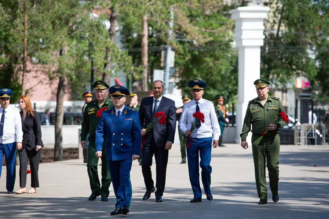 Приезд в оренбург. Юнармейцы возлагают цветы к Вечному огню.