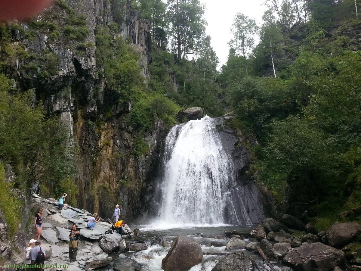 Водопады ая. Корбу водопад горный Алтай. Артыбаш водопад Корбу. Водопад Корбу на Телецком. Горный Алтай Телецкое озеро водопады.