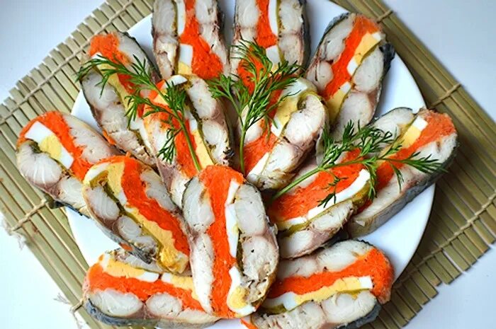 скумбрия по царски. царская скумбрия рулет. рецепт рулет из скумбрии с морковью. рулет из скумбрии по царски. рулетики из скумбрии с морковью.