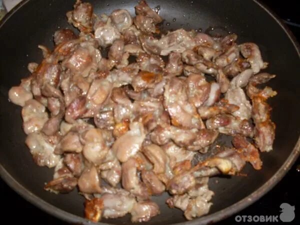 Приготовление куриных желудков на сковороде с луком. Куриные желудки жареные. Желудочки куриные жареные. Куриные желудки на сковороде. Жареные пупки куриные с луком.