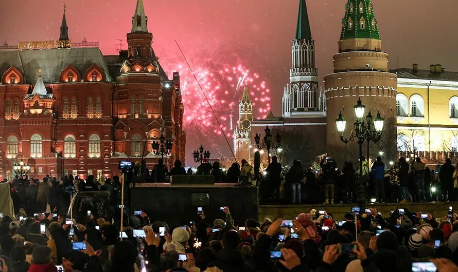 Новогодние гуляния на красной площади. Красная площадь новый год. Празднование нового года в Москве. Новогодняя площадь ночью. Новый 2000 год в россии