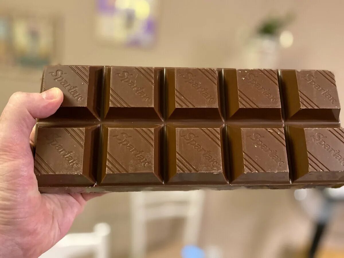 Шоколад купить оренбург. Большая плитка шоколада. Огромная шоколадка. Большие плитки шоколада. Огромная плитка шоколада.