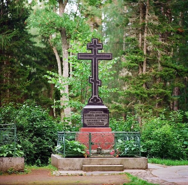 Кладбище на острове валаам. Могила игумена дамаскина. Игуменское кладбище на валааме. Валаамский монастырь игуменское кладбище. Братское кладбище валаамского монастыря.