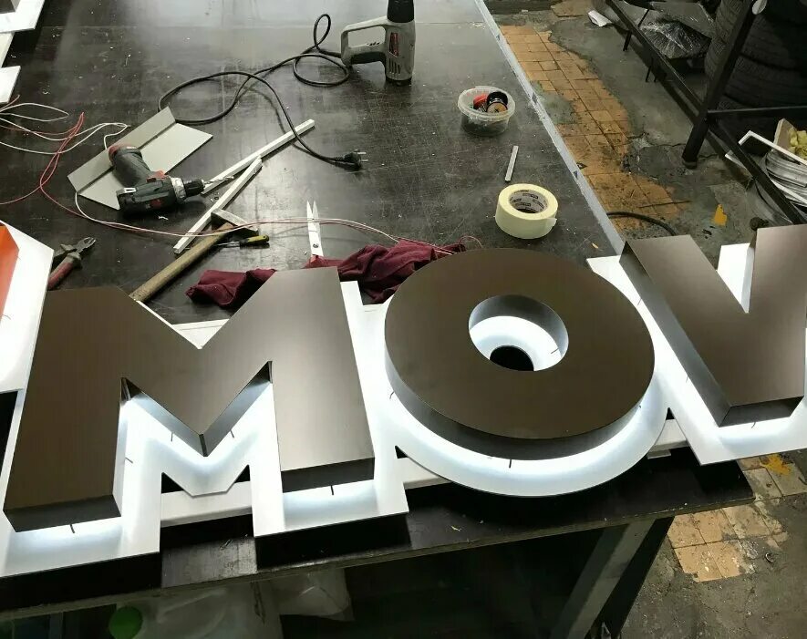 объемные световые буквы из жидкого акрила. рекламные буквы. изготовление световых букв. объемные рекламные буквы. наружная реклама объемные буквы.