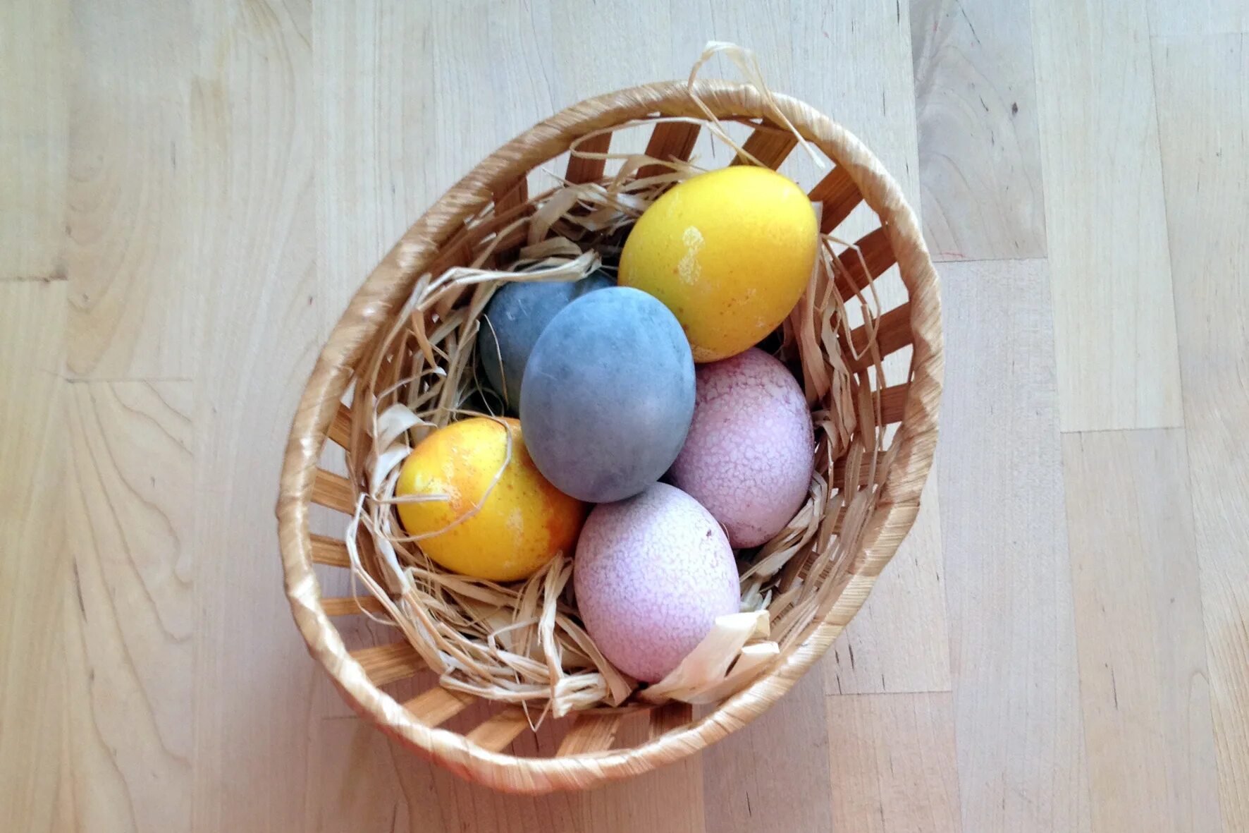 Крашеные яйца натуральными красителями. Натуральные красители для яиц. Яйца окрашенные натуральными красителями. Натуральные красители для яиц на Пасху.