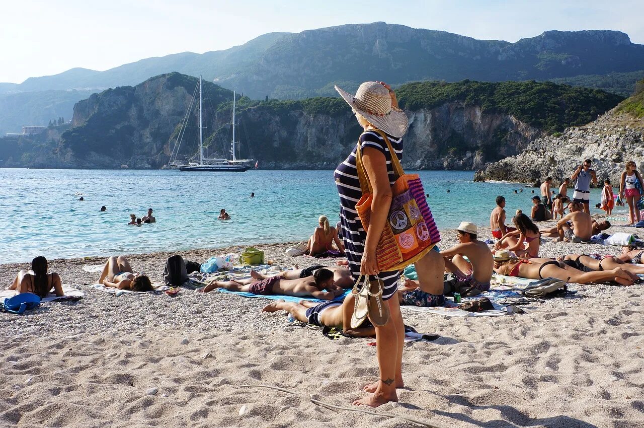 Греция Корфу пляжи. Остров Корфу Дикие пляжи. Туристы на пляже. Греция туристы на пляже. Где хорошо отдохнуть в июле на море