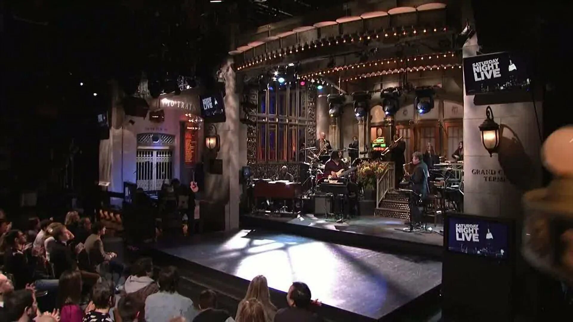 SNL студия. «Субботним вечером в прямом эфире» Saturday Night Live (1975-…), NBC обложка. Субботний вечер американское шоу. Субботним вечером в прямом