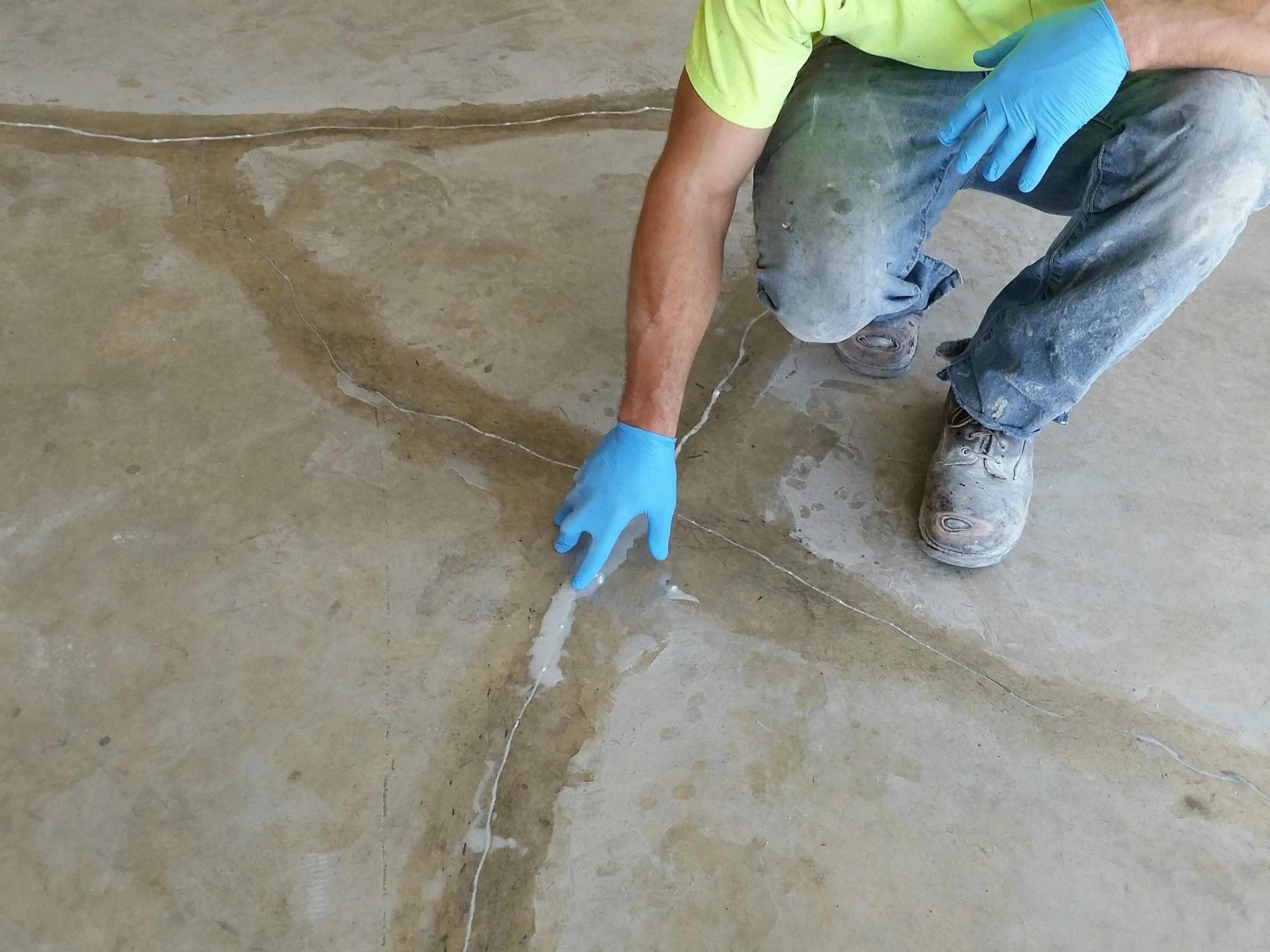 Бетонная стяжка пола. Заделывание трещин в бетоне на полу. Заделывание щелей в бетоне. Дефекты стяжки пола.