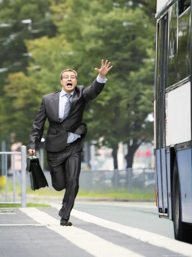 Почему люди убегают. Бежит за автобусом. Опоздал на автобус. Человек бежит на автобус. Мужчина бежит за автобусом.