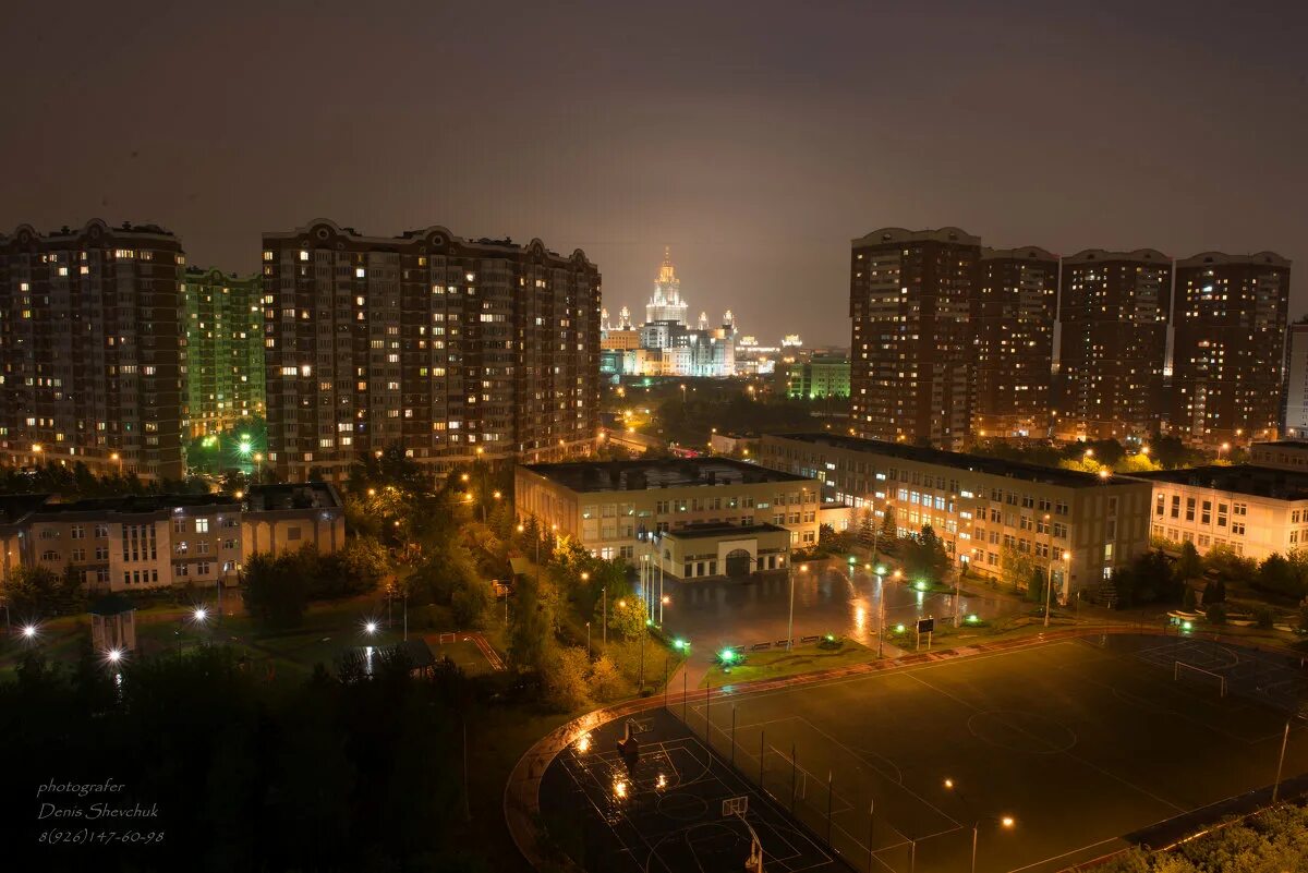 Обычный вид. Ночной район Москвы Ясенево. Ночной городок Лобня. Вид с многоэтажек Ясенево. Ночные окраины Москвы Ясенево.