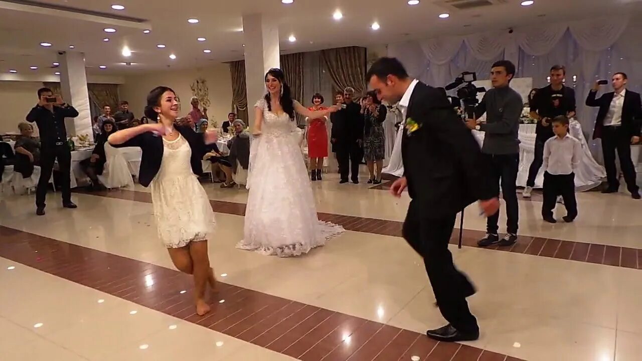 Красиво танцует лезгинку. Лезгинка на свадьбе. Свадебный танец. Танец лезгинка на свадьбе. Лезгинка на свадьбе девушка.