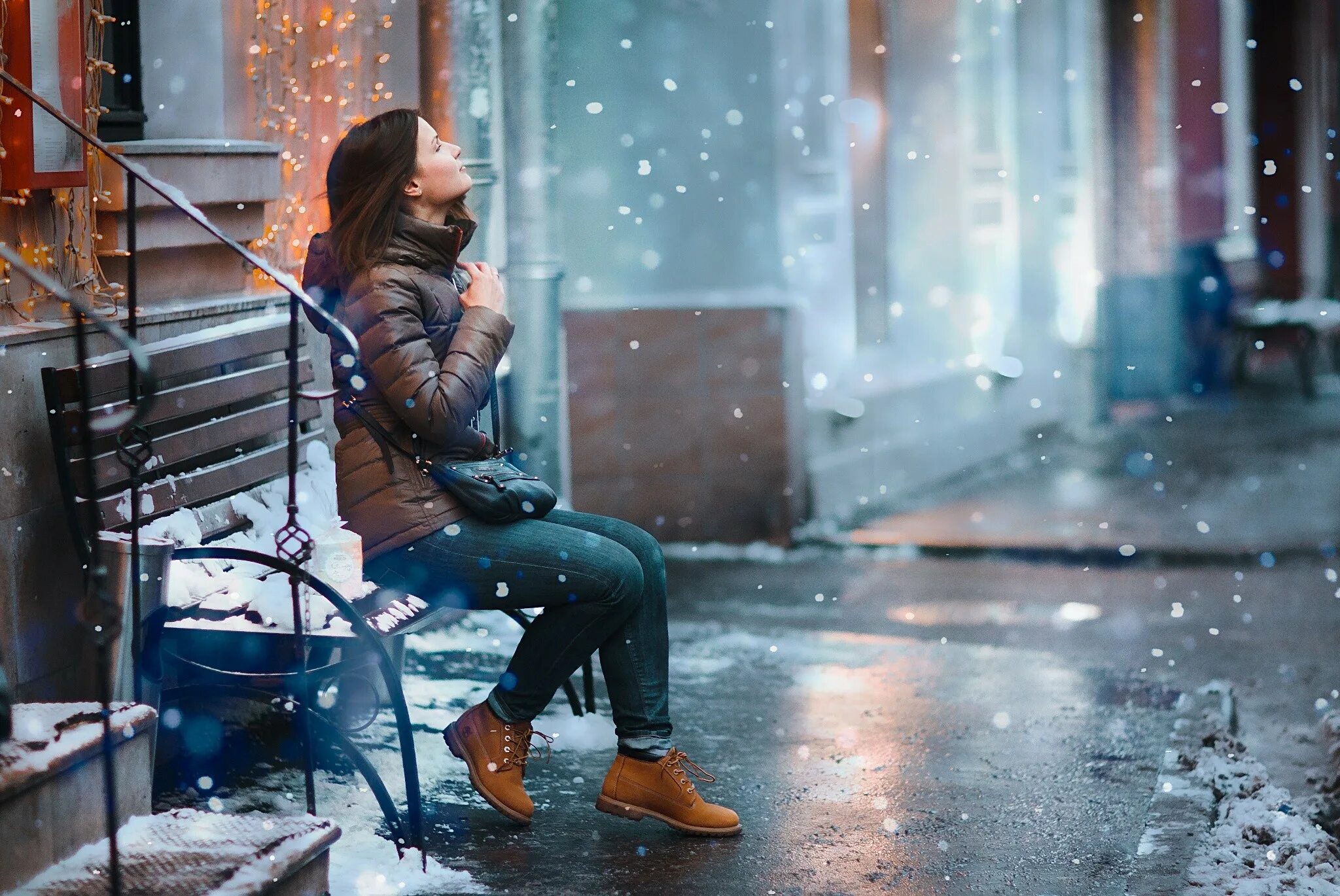 На улице снег на душе. Девушка зима. Фотосессия в городе зимой. Девушка зимой в городе. Девушка в снегу.