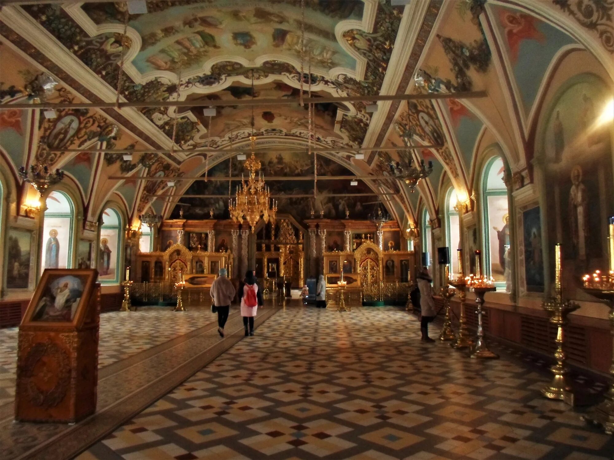 Монастырь внутри фото. Троице-Сергиева Лавра Трапезный храм. Трапезный храм Сергиев Посад. Троице-Сергиева Лавра трапезная внутри.